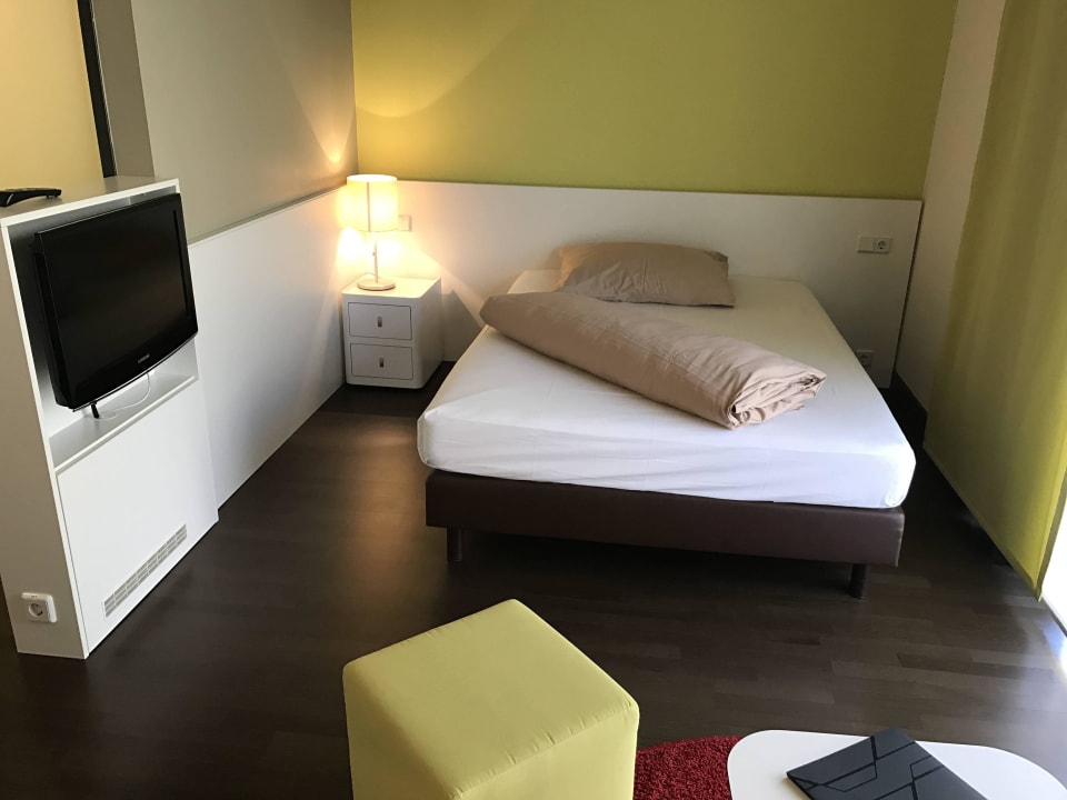 Doppelbett & TV Hotel Harry's Home Linz
