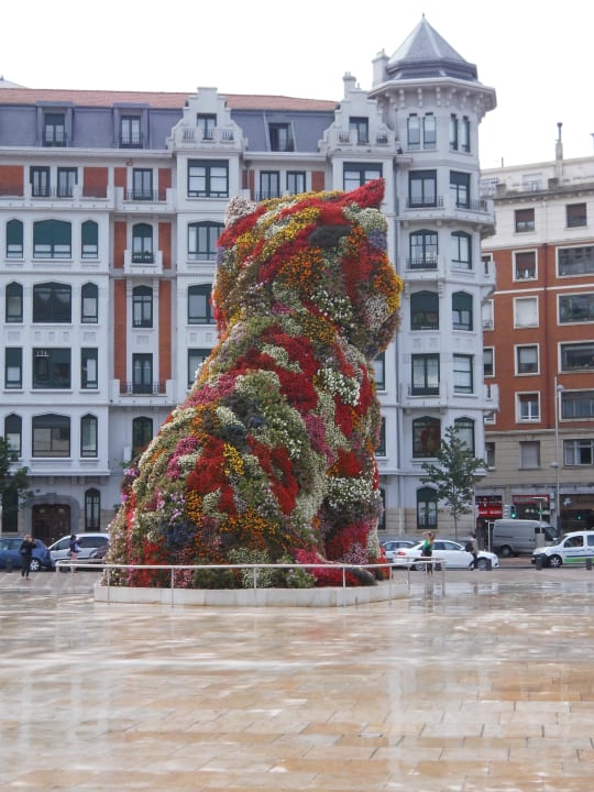 Blumenhund vor dem Goggenheim Ibis Hotel Bilbao Centro