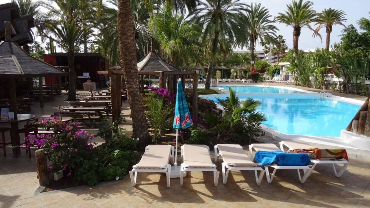 Pool mit neuen Liegen HL Miraflor Suites Hotel