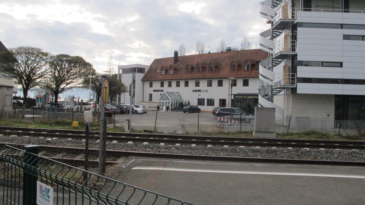 Neu-Anbau von der Bahnlinie gesehen Seehotel Adler