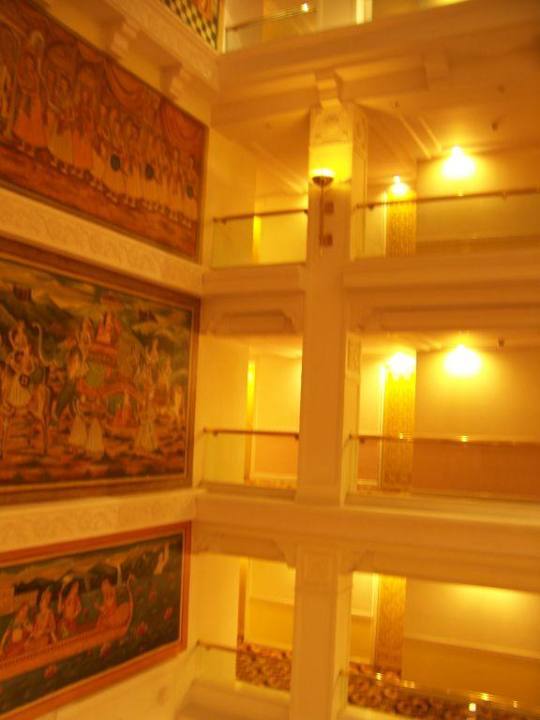 Atrium mit Wandmalerei Sheraton Grand Pune