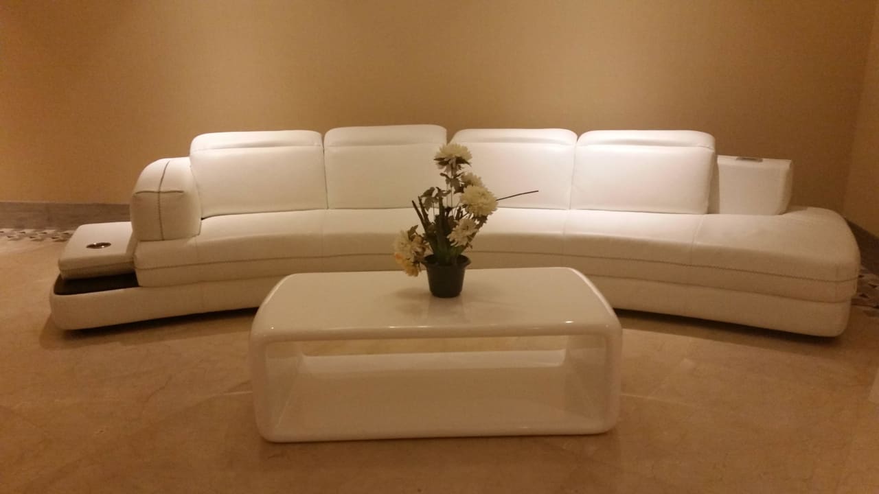 Sitzgelegenheiten GuestRooms auf dem Gang DoubleTree by Hilton Resort & Spa Marjan Island