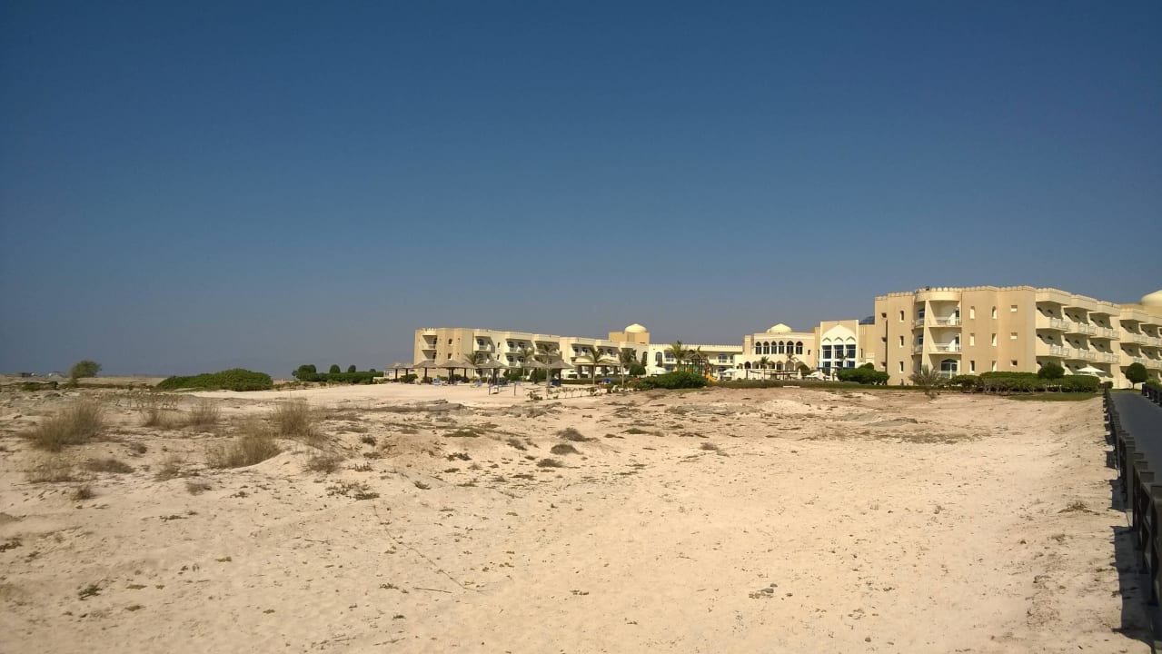 Bereich zwischen Hotel und dem Meer Wyndham Garden Salalah Mirbat