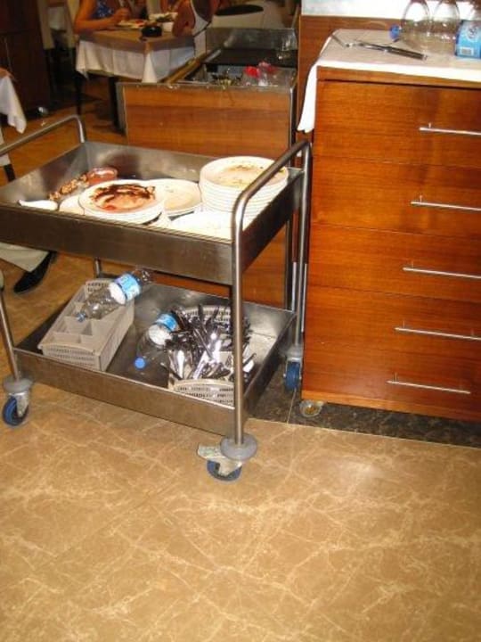 Gebrauchtes Geschirr inmitten des Restaurants Diamond Hill Resort Hotel
