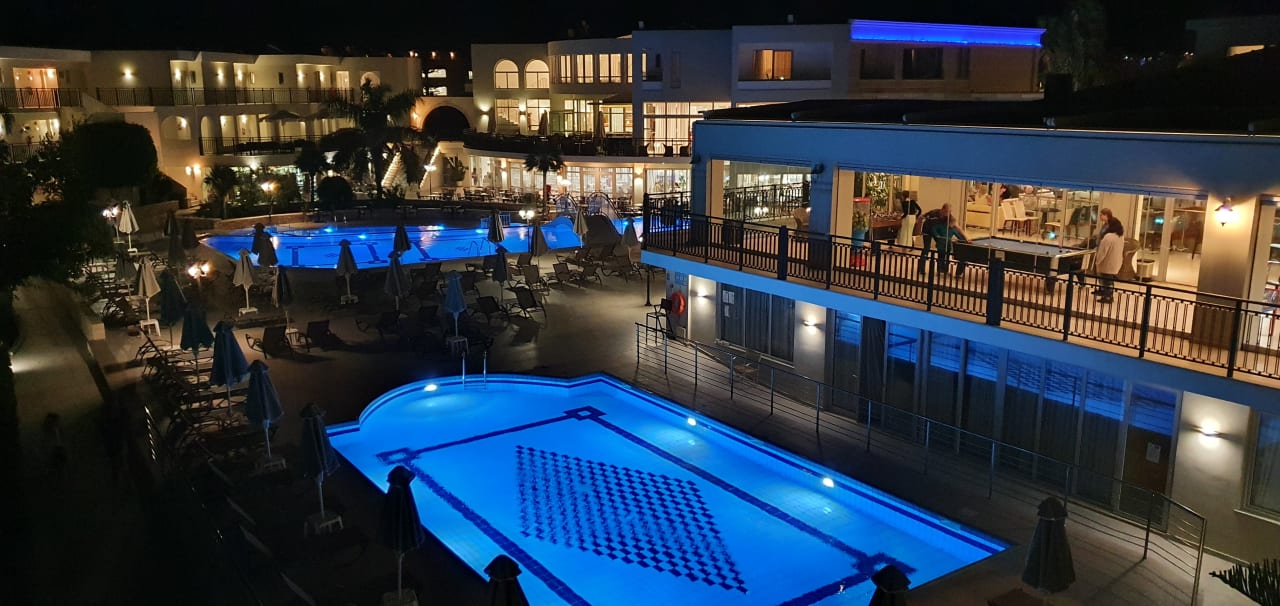 Pool Vantaris Palace