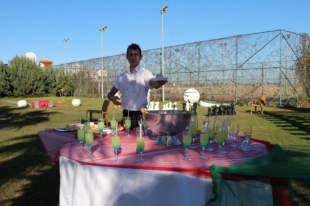 Cocktail-Service am Nachmittag von Halil Saturn Palace Resort Hotel