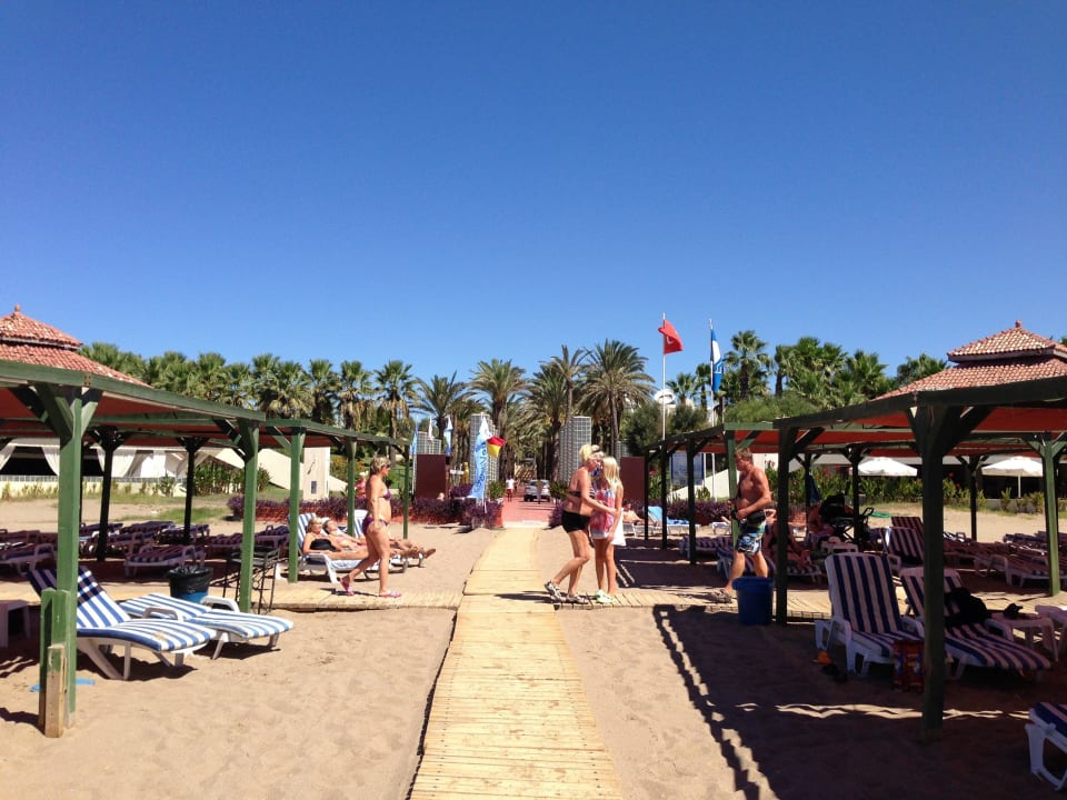 Blick vom Strand zum Hotel Monachus Family Resort Sorgun