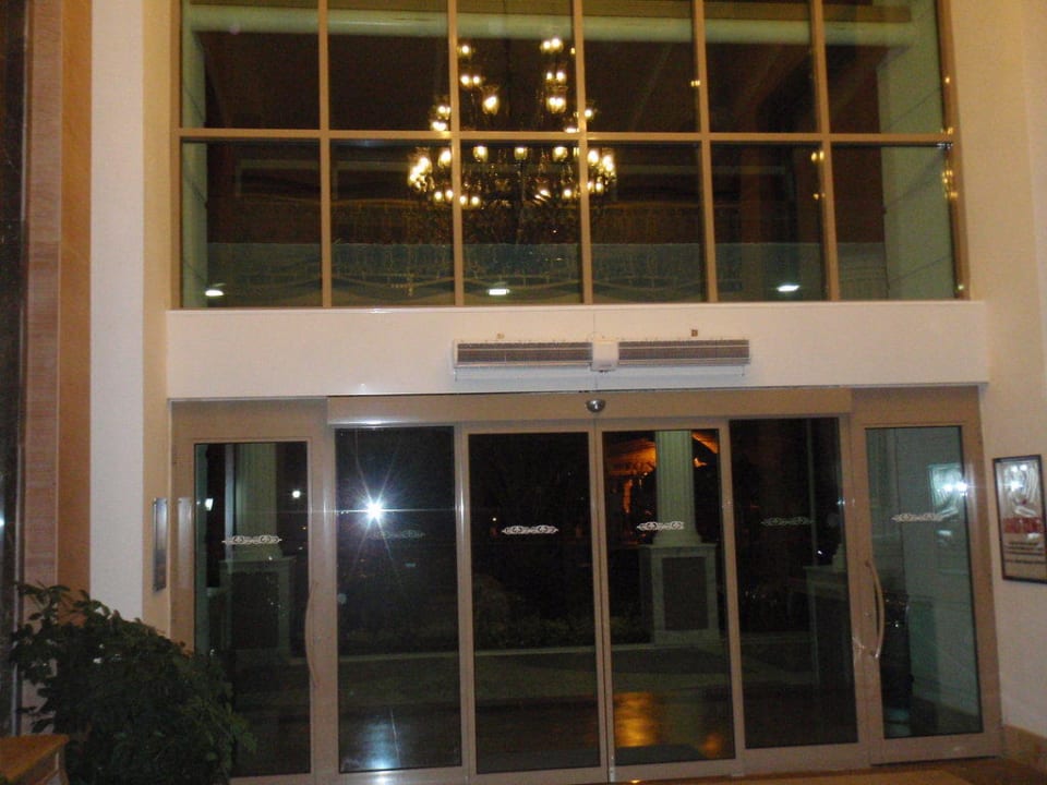 Verglaster Eingangsbereich Alba Queen Hotel