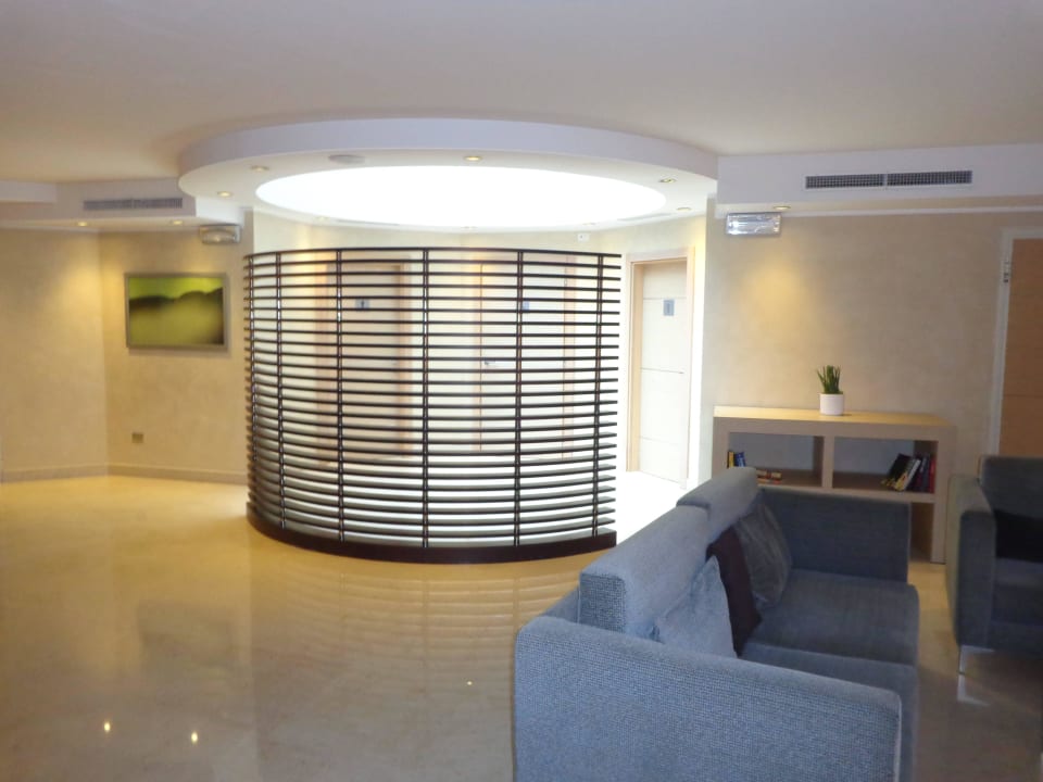 WC Zugang in der Lobby--schön versteckt NH Collection Roma Giustiniano