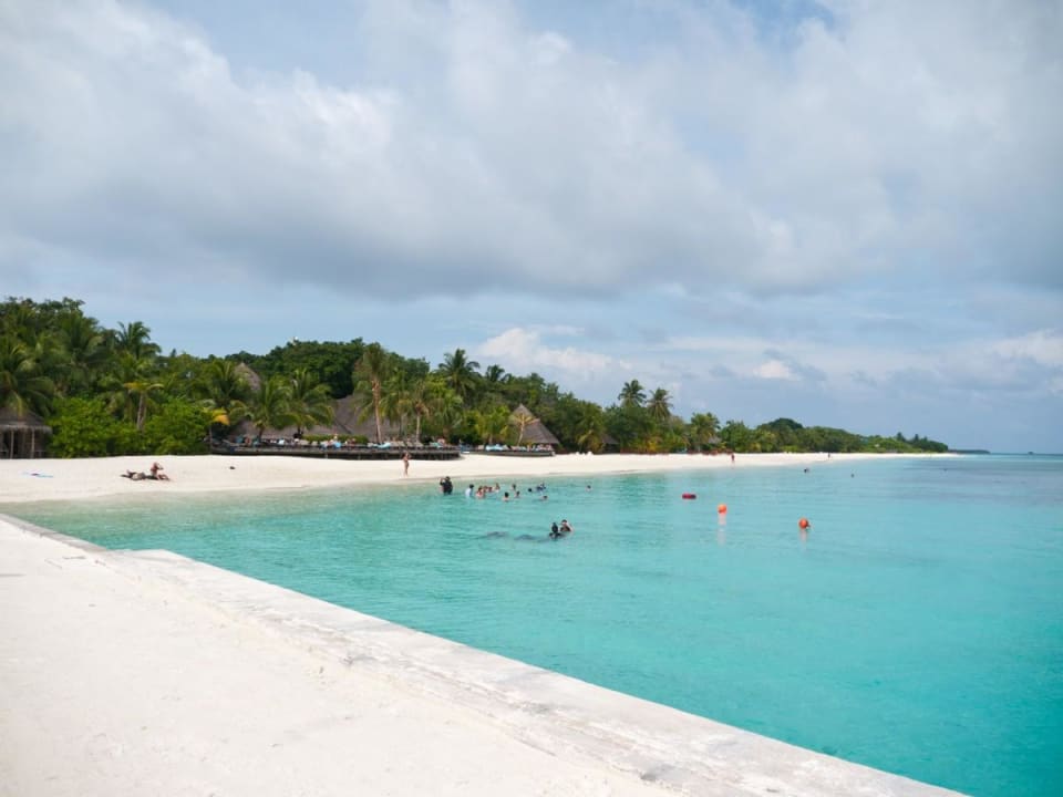 Strandseite vom Steg Kuredu Island Resort & Spa