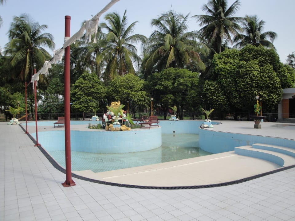 Verlotterte Poolanlage Royal Sittwe Resort