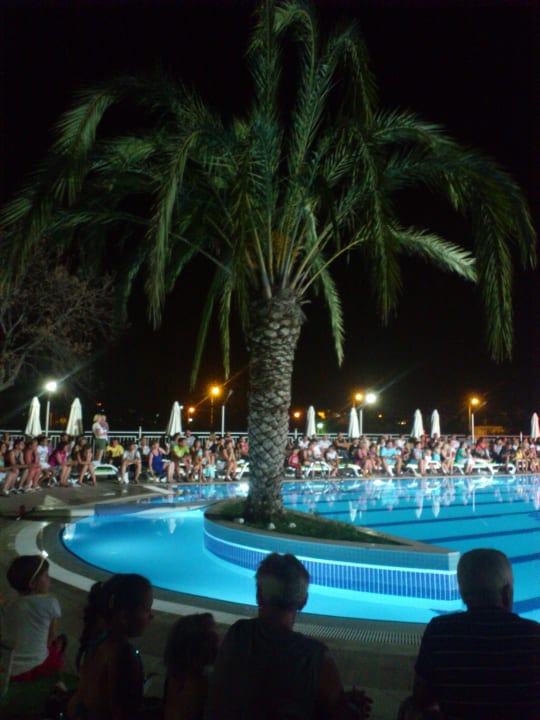 Show am und im Pool. Club Sidelya Hotel