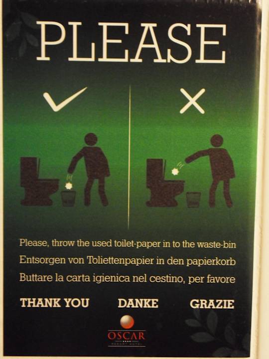Aufkleber über Toilette Oscar Resort Hotel