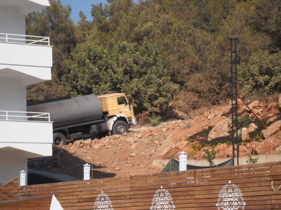 Laute Musik statt Bauarbeiten Club Hotel Anjeliq