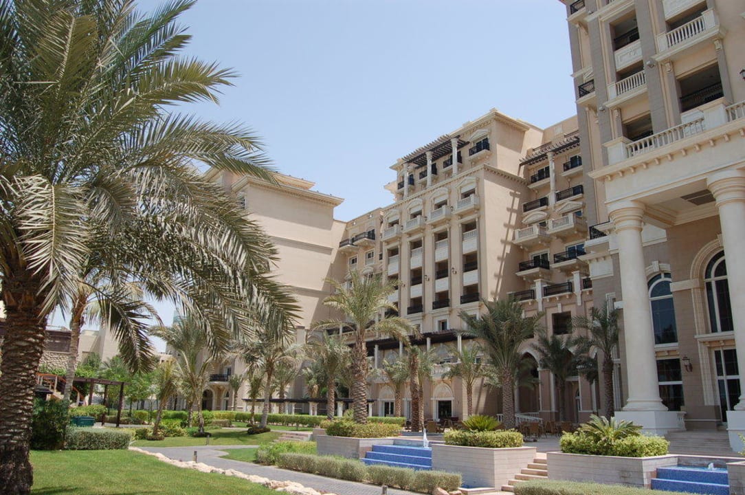 Außenansicht Hotel von der Parkanlage aus The Westin Dubai Mina Seyahi Beach Resort & Marina