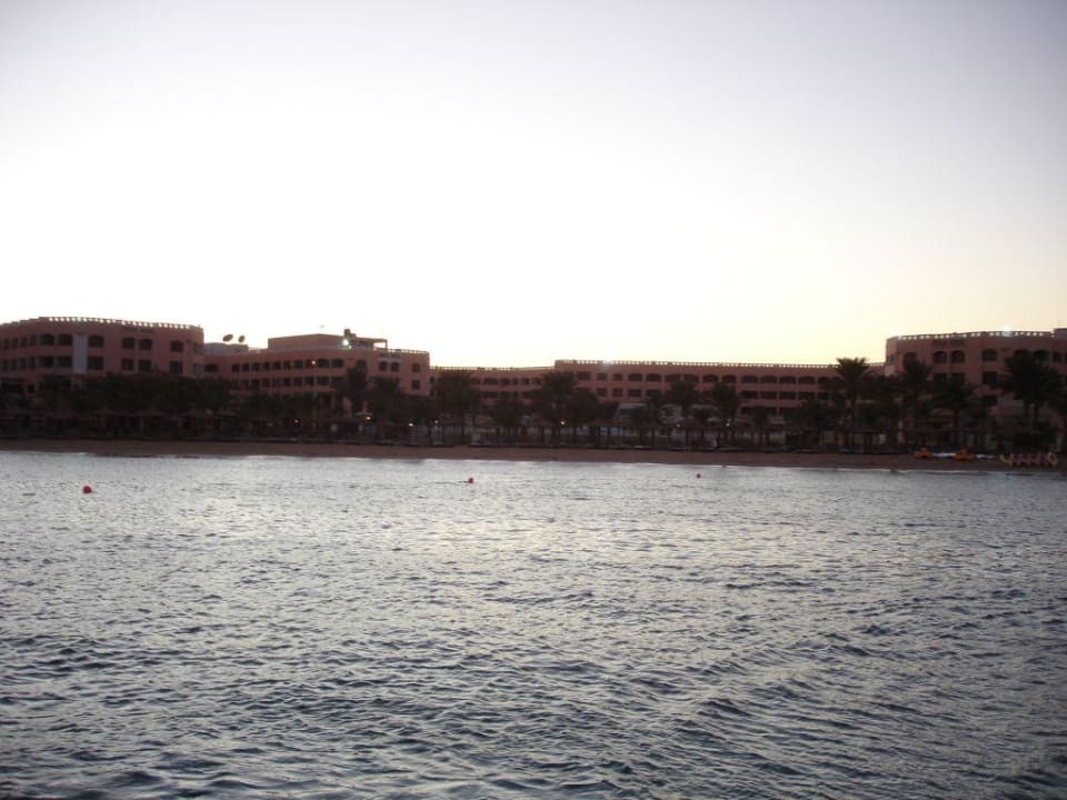 Hotel von Meeressicht bei Sonnenuntergang Beach Albatros Resort