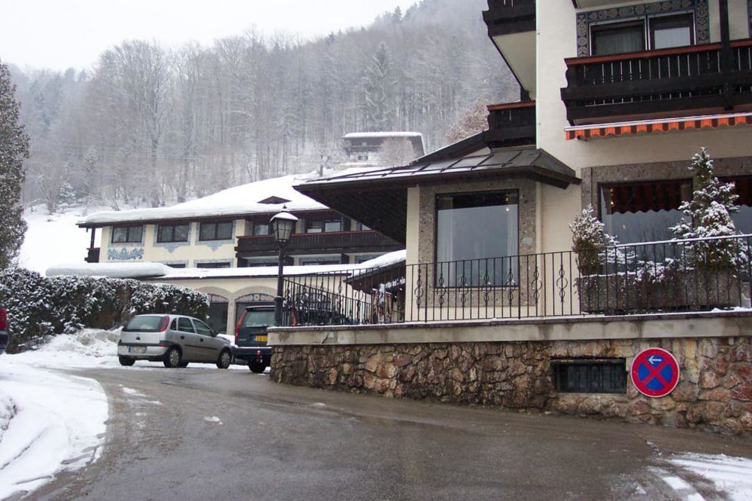 Blick auf Schwimmbad und Eingang Alpen Hotel Seimler