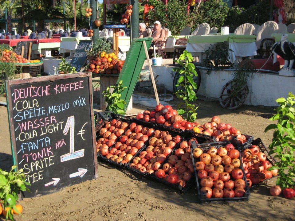 Obststand am Strand Hotel Grand Side