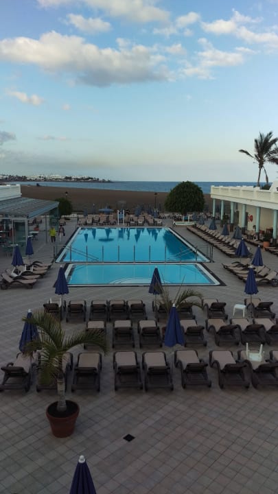 Blick auf Pool und Strand Hotel Las Costas