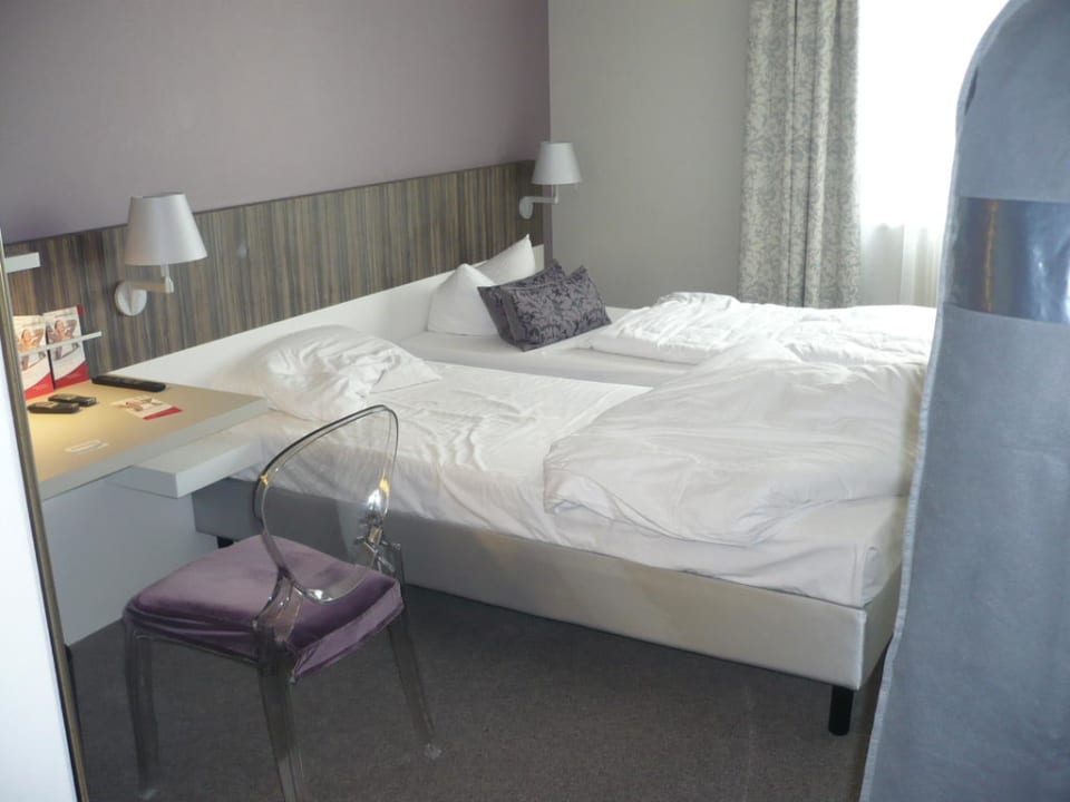 Bett mit Schreibtisch Premier Inn Nürnberg City Nordost