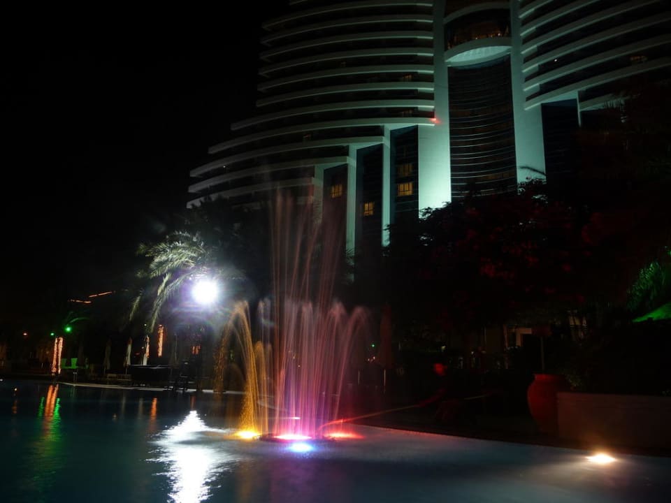Pool bei Nacht Hotel Le Meridien Al Aqah Beach Resort