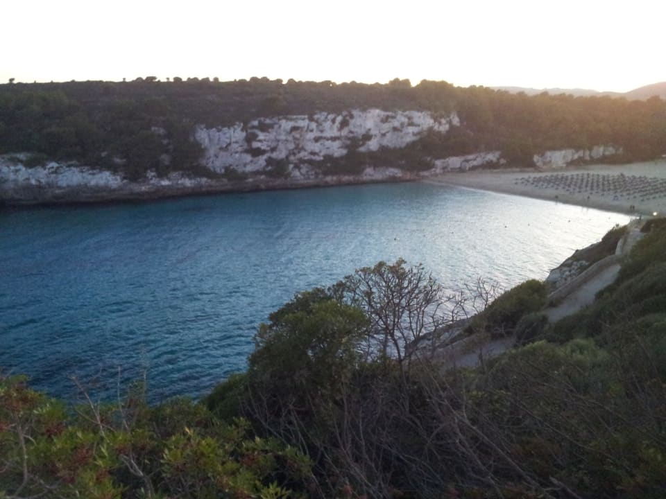 Der Blick zum Hotel Strand abends. blau punta reina