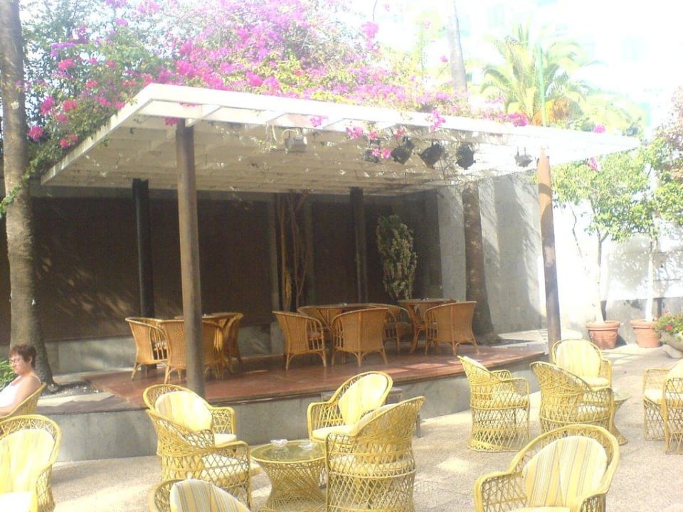 Gemütliche Sitzrunde im Garten Bull Escorial & Spa