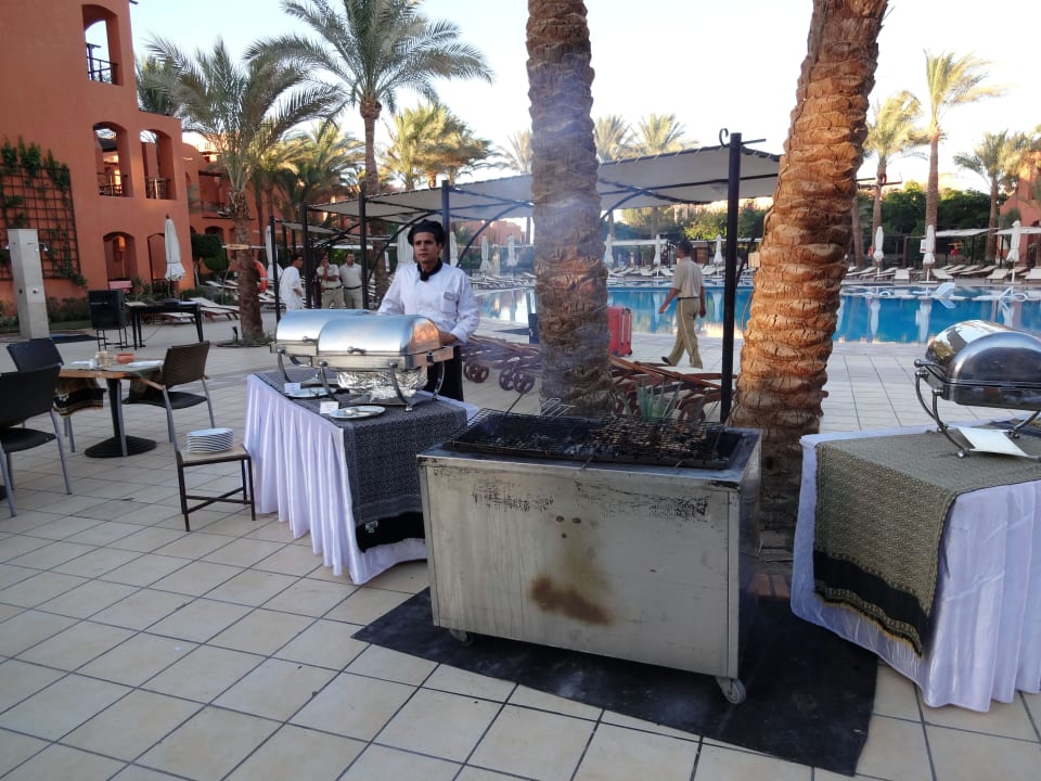 Grill vor dem Restaurant Jaz Makadi Blue - TUI BLUE Makadi - Adults Friendly 16 Years Plus