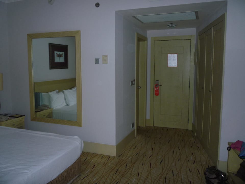 Po lewej łazienka, po prawej szafa (w środku sejf) Merit Park Hotel