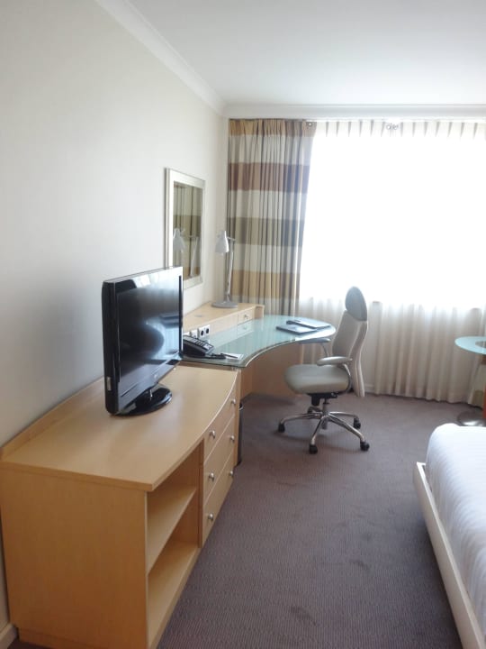 TV und Business-Center Hilton Düsseldorf