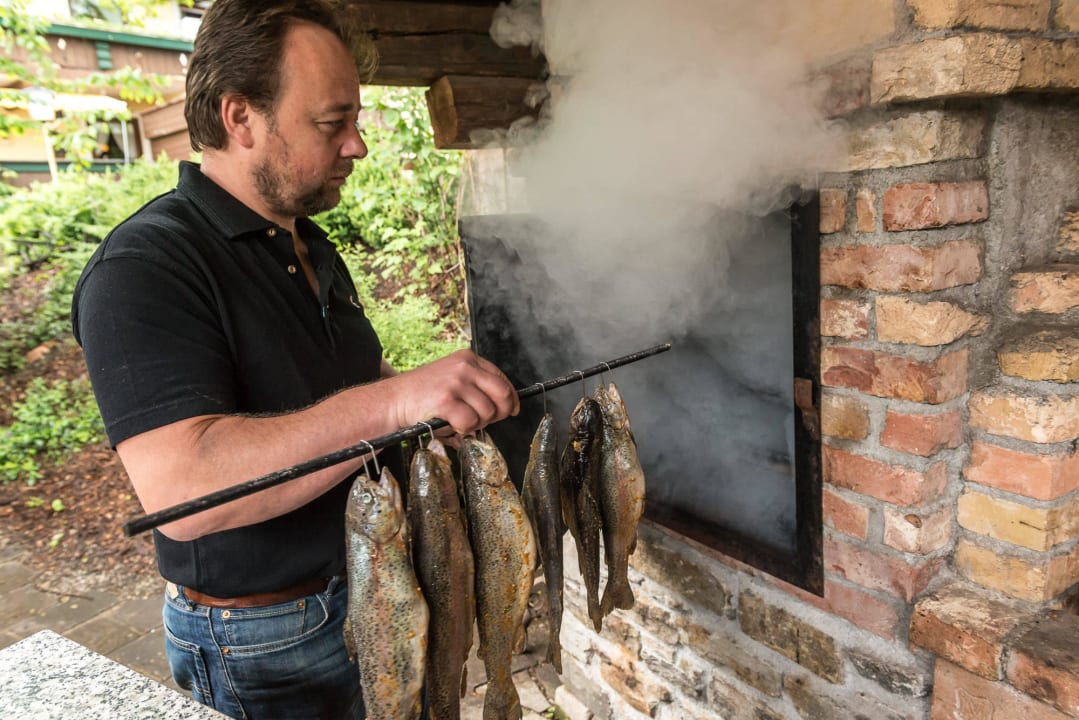 Chef Ralf beim Forellenräuchern Hotel Gasthof Kröll