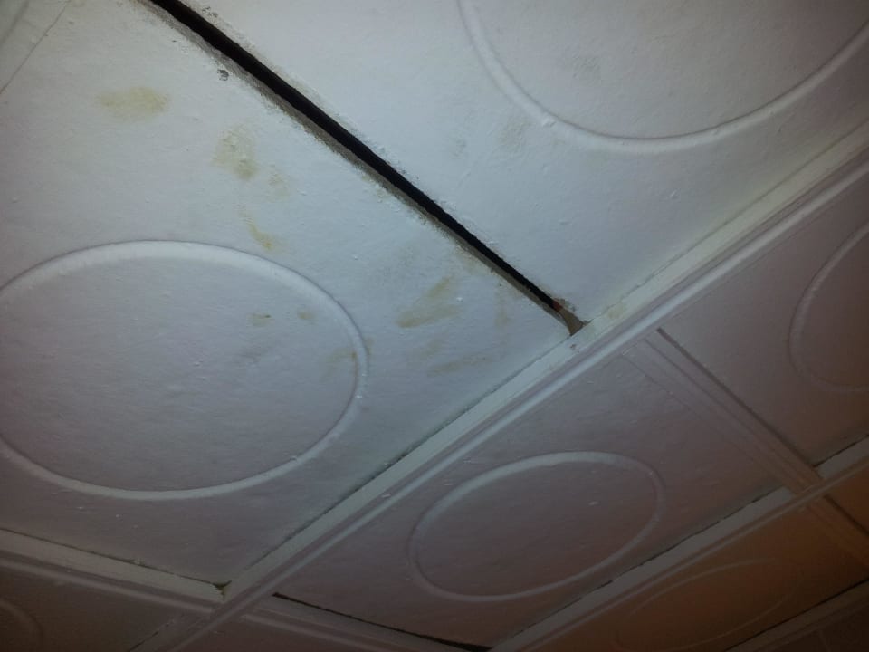 Badezimmerdecke , unglaublich dreckig mit Ungezief The Grand Hotel Hurghada
