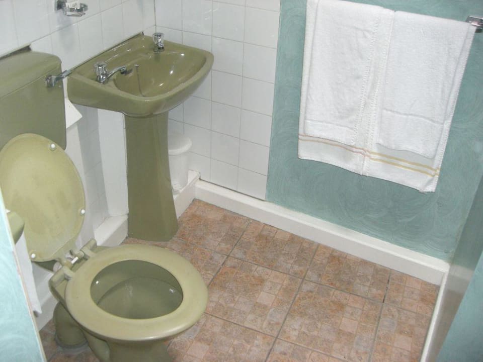 Bad Hotel Roberts Cove Inn