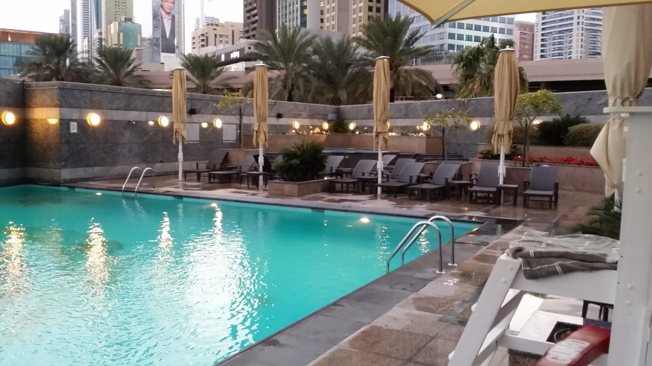Swimming Pool - hinten Jacuzzi Hotel Jumeirah Emirates Towers