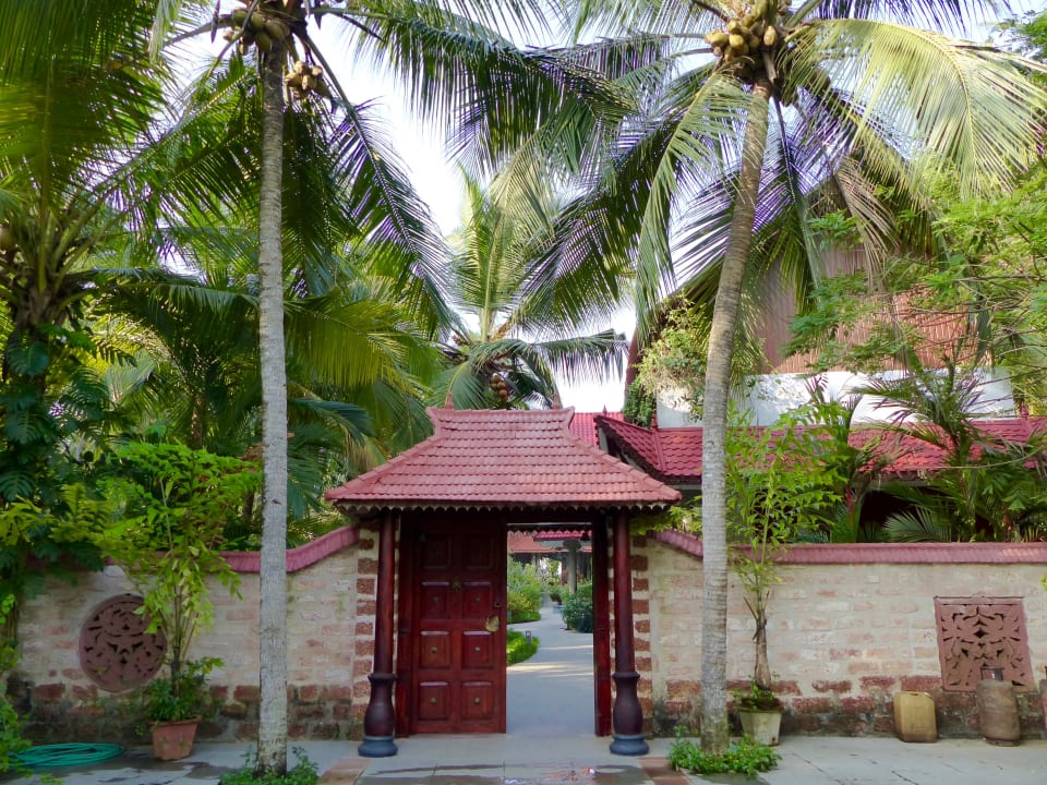 Eingang von der Straße zum Hotel Linta's Golden Beach