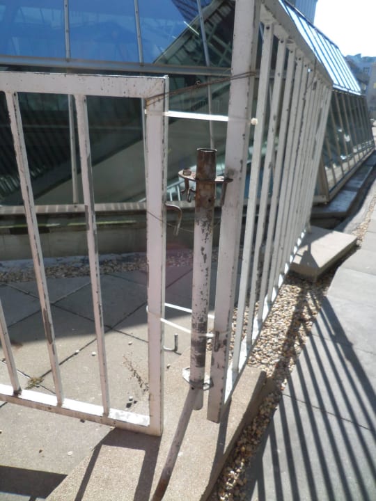 Saunagarten mit ollen Absperrgittern Hotel Palace Berlin