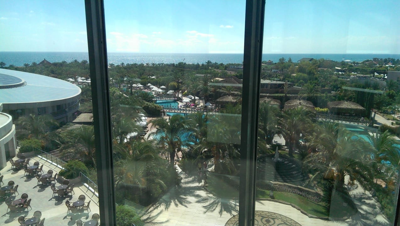 Ausblick auf Pool und Gartenanlage Royal Wings Hotel