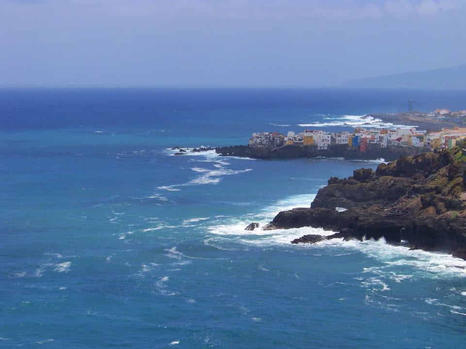 Auf Höhe der Häuser hinten liegt der Loro Parque Apartments Playa de los Roques