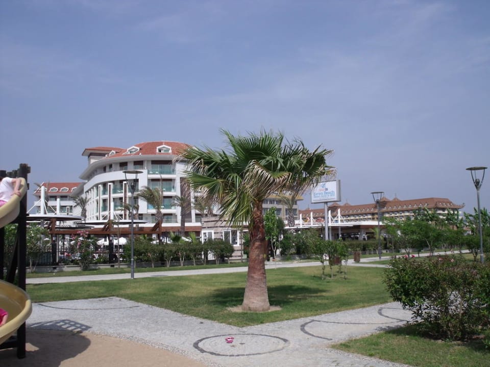 Von der Promenade aus Sunis Evren Beach Resort Hotel & Spa