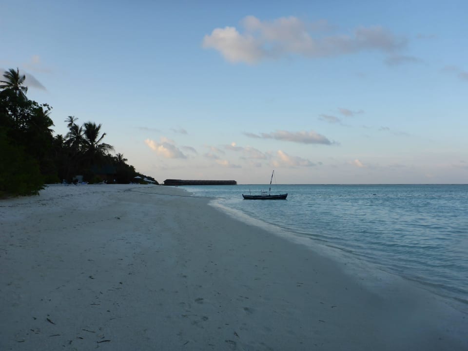 Blick nach Links am Strand vom Beachbungi 409 Meeru Maldives Resort Island