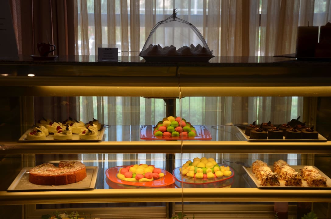 Kuchenauswahl Cafe Sissi Atlantica Marmari Palace