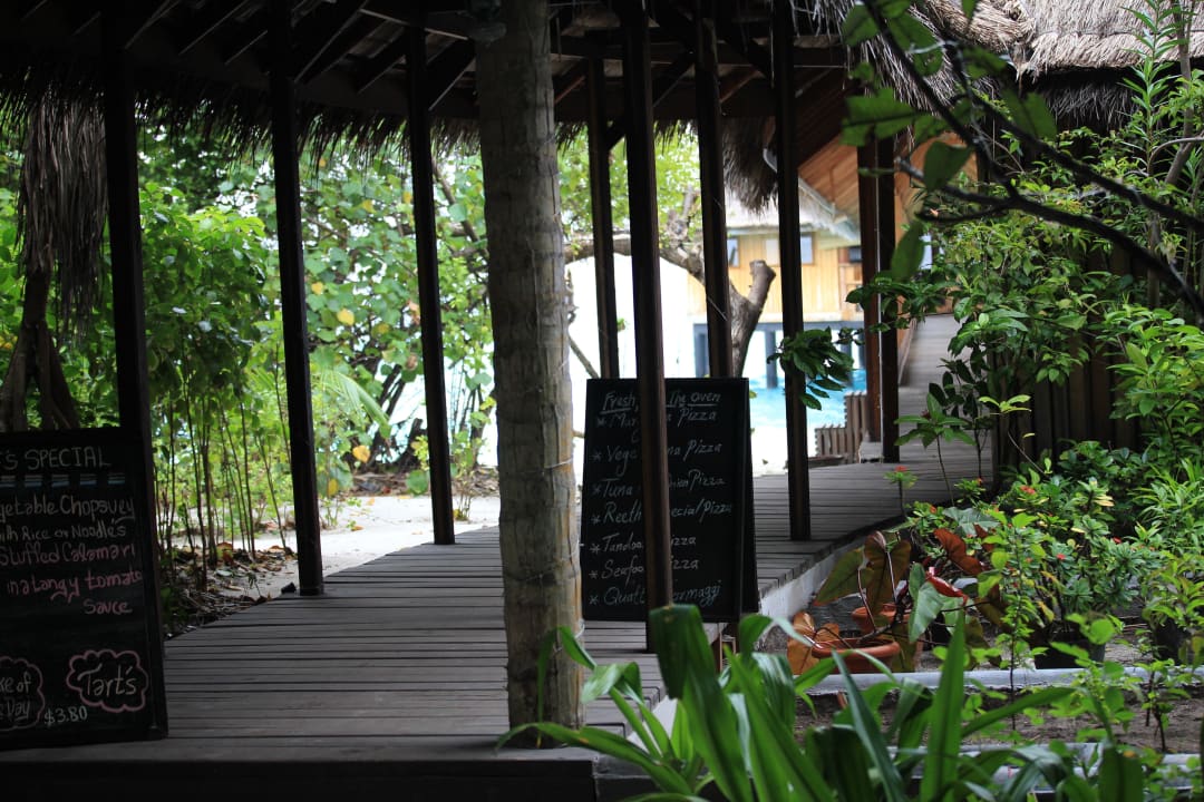 Weg im Inselinneren NH Collection Maldives Reethi Resort