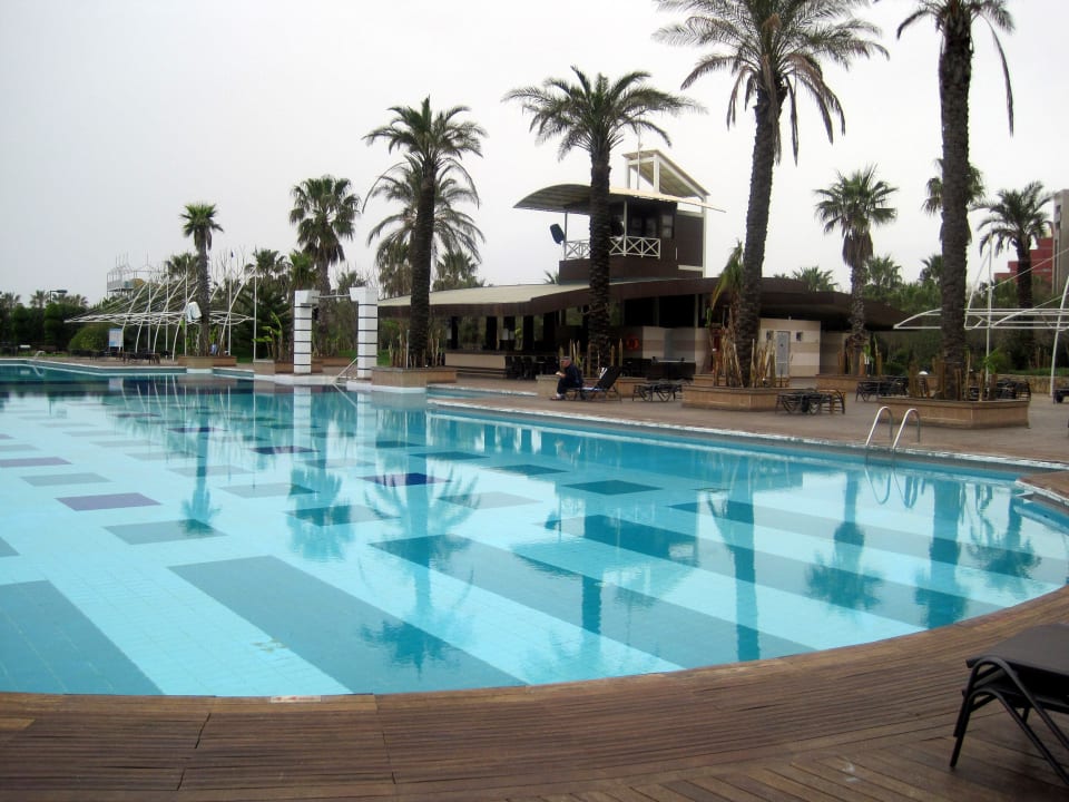 Pool und Poolbar Concorde De Luxe Resort