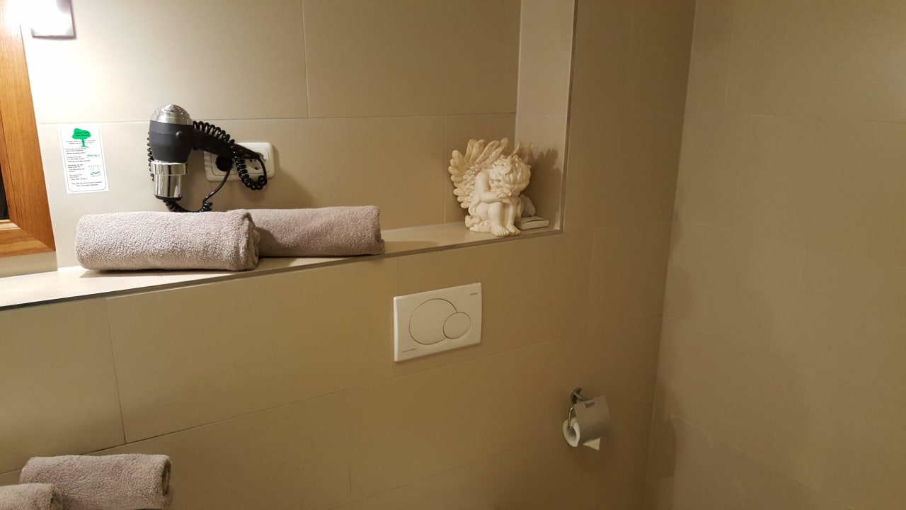 Badezimmer im Prestige Zimmer Hotel Ampervilla