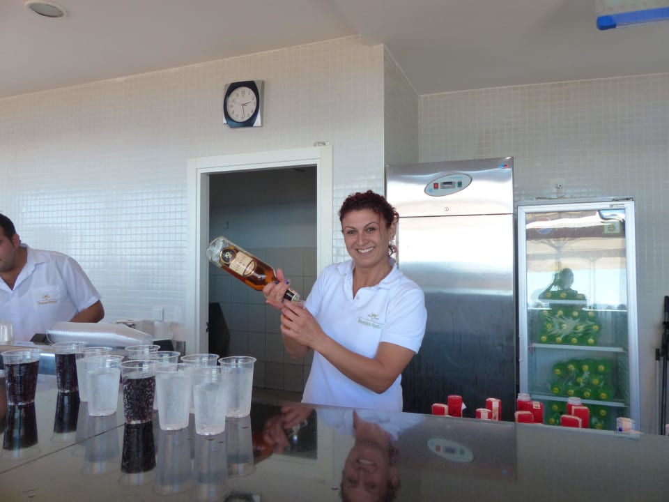 Beste Barkeeperin am Strand! Sehr nett! Großes Lob Vikingen Infinity Resort & Spa