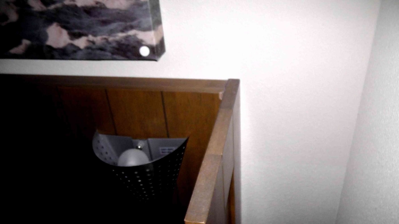 Älterer Staub auf der Betteinfassung Roompot Noordzee Résidence Cadzand-Bad