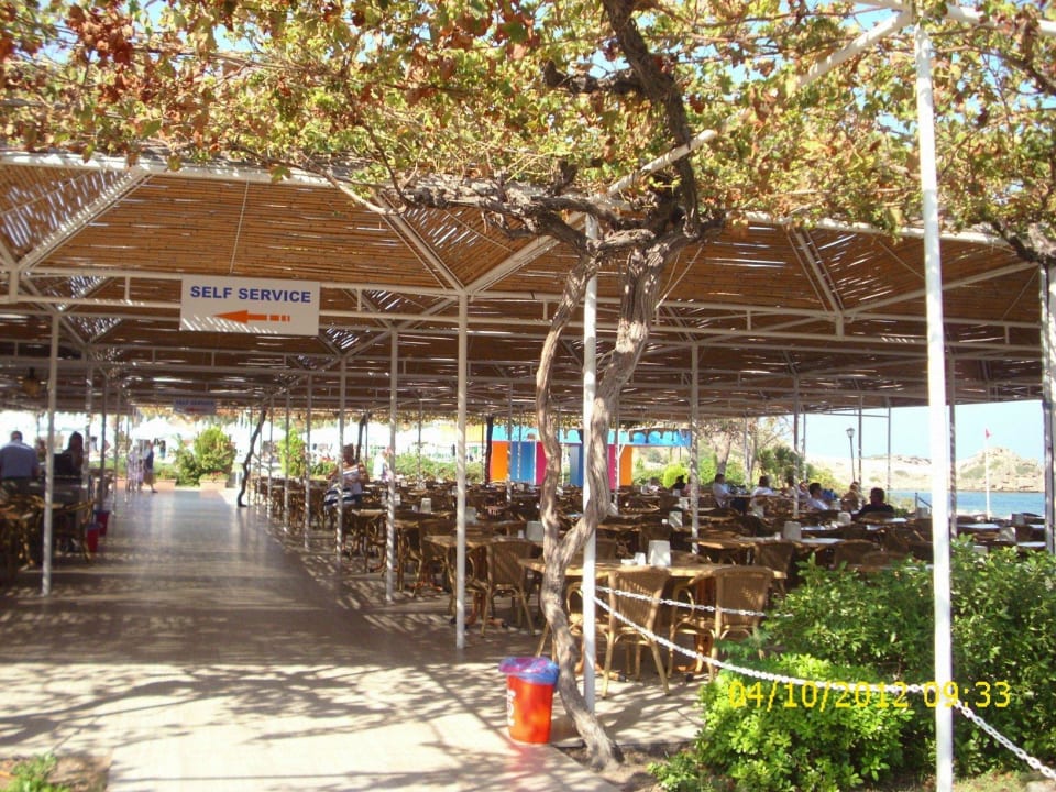 Vonkajší bar pri pláži. Tu dávali aj osušky. Acapulco Beach Club & Resort