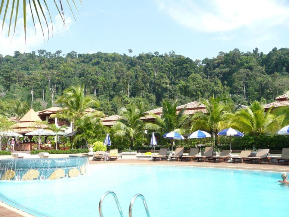Pool: Blick auf Poolbar Bungalows und Dschungel Khao Lak Bayfront Resort