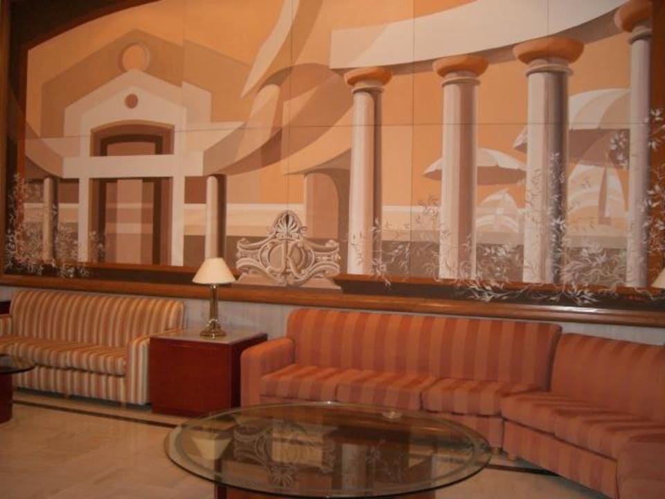 Gemütliche Sitzgruppen in der Lobby Kipriotis Village Resort