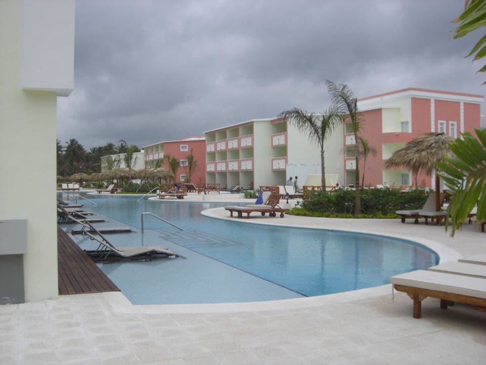 Pool und Zimmer des Royal Bereich Grand Palladium Select Bávaro Resort & Spa